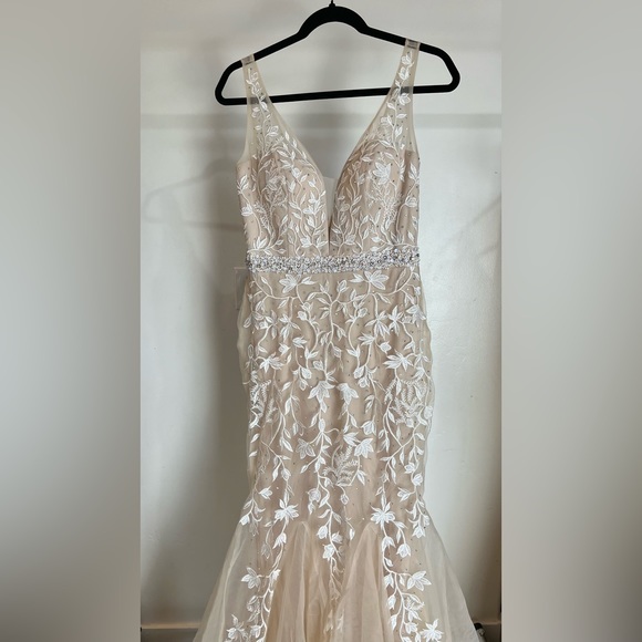 Fleurette Bridal Gown - Picture 8 of 11